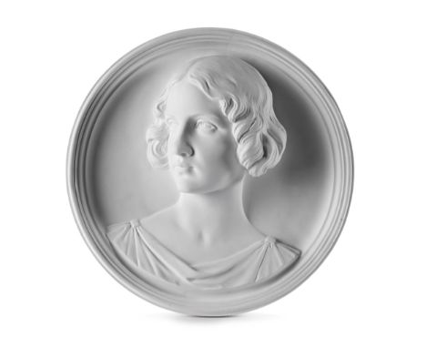 Portrait einer jungen DameDurchmesser: ca. 32 cm.Verso mit Nummerierung „3316“ sowie eingelassenes Signet der Gipsformerei Be
