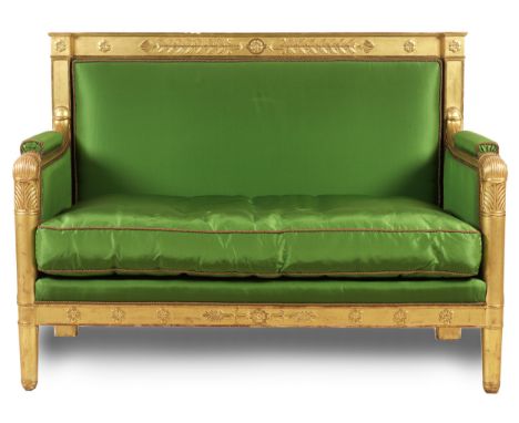 Sofa im Empire-Stil98 x 132 x 66 cm.Frankreich.Vergoldeter und reliefierter Aufbau über rechteckigem Grund mit gerader Zarge 