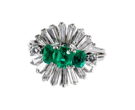Smaragd-DiamantringRingweite: 56. Ringkopfbreite: ca. 1,6 cm. Gewicht: ca. 7,7 g. WG 750.Aparter Ring im Ballerina-Stil beset