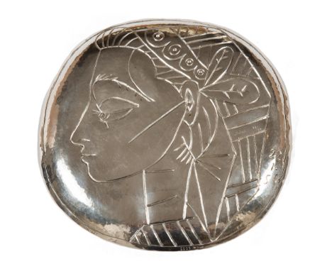 Pablo Picasso, 1881 Málaga - 1973 MouginsPROFIL DE JACQUELINE, 22 JANVIER 1956Silber.Durchmesser: 42 cm.Ed. 20, auf der Rücks