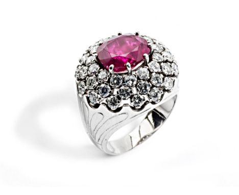Rubin-Diamant-RingRingweite: 55/56. Durchmesser Ringkopf: ca. 2,1 cm. Gewicht: ca. 14,4 g. WG 750.Um 1970.Prächtiger elegante