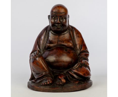 Wooden statue of the smiling seated Buddha, China, 20th centuryHouten beeld van de lachende zittende Boeddha, China, 20e eeuw