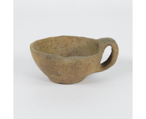 Archaeology: Old Europe, Bronze Age 1200-800BC, pottery drinking capArcheologie: Oud Europa, Bronstijd 1200-800BC, drinknap i