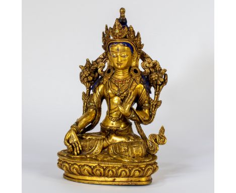 Gilt bronze statue of the green Tara, with polychromy, Tibet, 20th centuryVerguld bronzen beeld van de groene Tara, met polyc