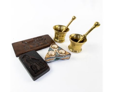 Collection of 2 old biscuit boards, inkwell in faience and 2 bronze fiddles with pestle 19th centuryLot van 2 oude speculoosp