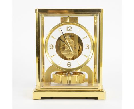 A Jaeger-LeCoultre 'Atmos' clock in a case of gilt brass and glassEen Jaeger-LeCoultre 'Atmos' klok in een kast van verguld m