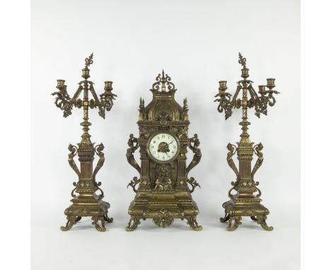 Three-piece bronze mantelpiece, 20th centuryDriedelig bronzen schouwstel, 20e eeuwH 64.5 - 71 cm