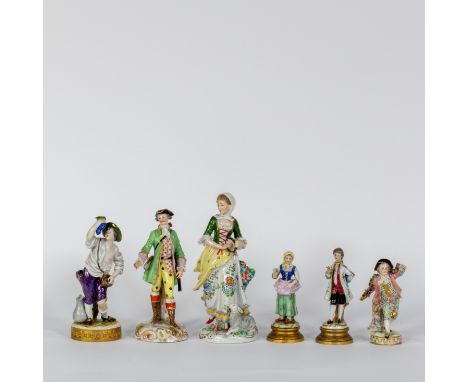 Lot woth porcelain postures, Germany a.o. Ludwigsburg, Sitzendorf, Volkstedt, 19th centuryLot van porseleinen postuurtjes, Du