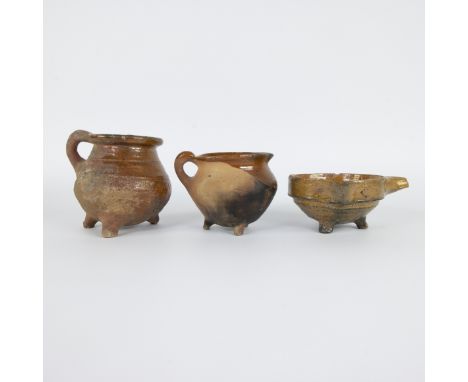 Flemish pottery 17th century, 2 cooking pots on 3 feet and a saucepan on 3 feet in lead glazed earthenwareVlaams aardewerk 17