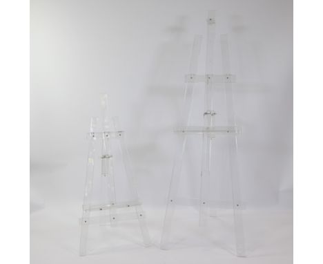 2 Tripod exhibition easels in transparent plexiglassLot van 2 driepoot tentoonstellingsezels in transparant plexiglassH 113 &