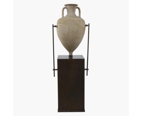 Large amphora or storage pot on standGrote amfoor of voorraadpot op staanderH 63 cm / H 129 cm