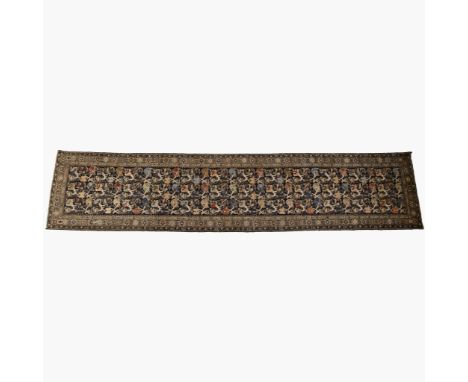 Oriental carpet with geometric patternOriëntaalse loper met geometrisch patroon445 x 95 cm