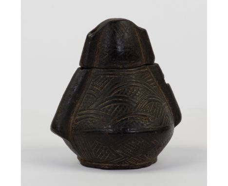 Kuba wooden engraved powder flask, DRC, circa 1900Kuba houten gegraveerde kruitfles, DRC, circa 190014 x 13 cm