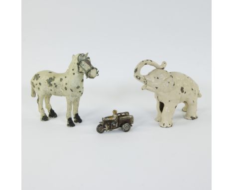 3 collectibles, a cast iron horse, a Hubley Crash Car motorbike and an elephant in painted cast ironLot verzamelobjecten, een