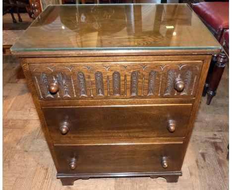 Reproduction oak Jacobean style three drawer chest on bracket feet. Condition report: see terms and conditions