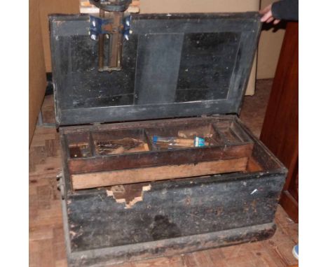 Pine tool chest, qty woodworking tools and vice Condition report: see terms and conditions