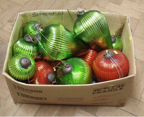 Collection of vintage kugels/Christmas decorations in two sizes red/green glass. (17) Condition report: see terms and conditi