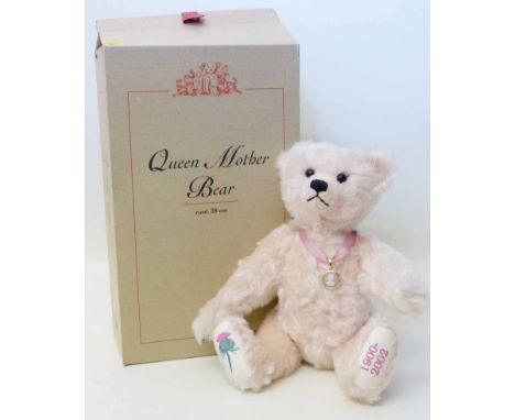 Steiff Queen Mother growler Teddy bear with a Wedgwood Pendant ltd ed. no. 00104, with certificate and original box Condition