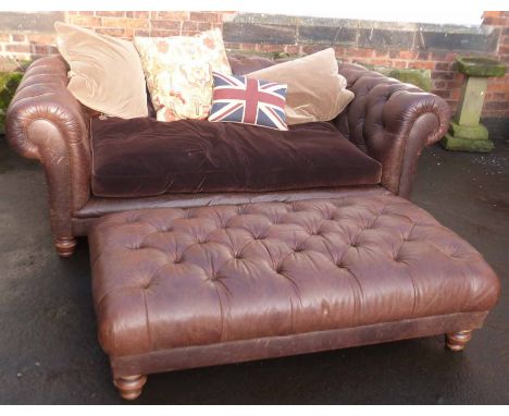 Leather Chesterfield settee and matching pouffe. Condition report: see terms and conditions