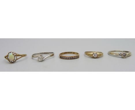 Five 9ct gold rings, 6.2g, one set with a diamond and one set with an opal 