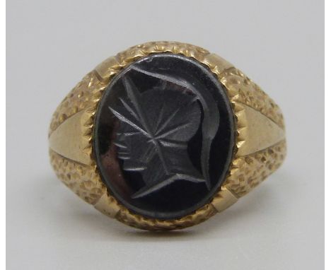 A 9ct gold and hematite set ring, 5.5g, S 
