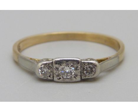 A yellow metal set three stone diamond ring, 2.4g, R 