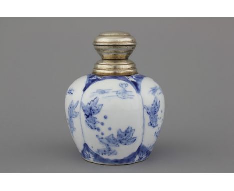 A Chinese porcelain blue and white vase with silver mounts, 20th C. H: 14 cm