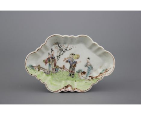 A Chinese porcelain famille rose spoon tray, 18th C. Condition: good. Dim: 12,5 x 8 cm