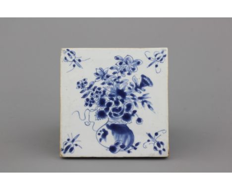 A Chinese porcelain blue and white tile with a flower vase, Ming dynasty, 16/17th C. 13 x 13  cm