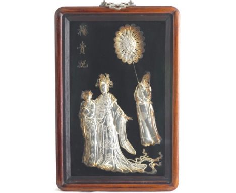 A Chinese silver relief glass display, 19/20th C. Dimensions: 50 x 33,5 cm (the frame)