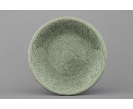 A Chinese porcelain celadon lotus scroll dish, 19th C. Condition: Perfect. Dia: 34 cm