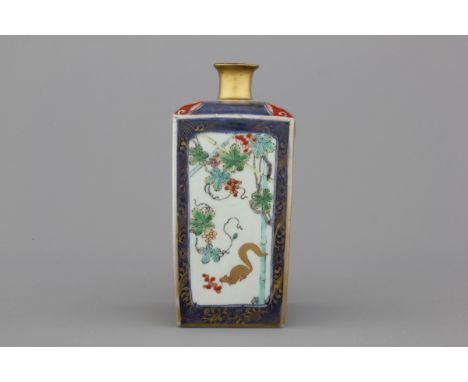 A fine Chinese porcelain kakiemon style tea caddy, 18th C. H: 23 cm. The neck is restored.