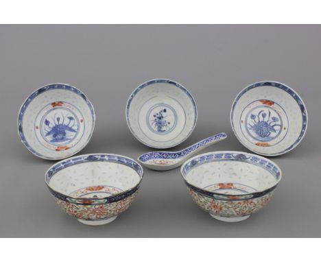 A set of 5 Chinese porcelain doucai rice grain bowls and a spoon, 19/20th C. Dia: 12 cm. 