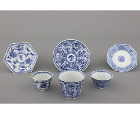 A set of 3 Chinese porcelain blue and white cups and saucers, Kangxi H: 6 cm (the tallest)