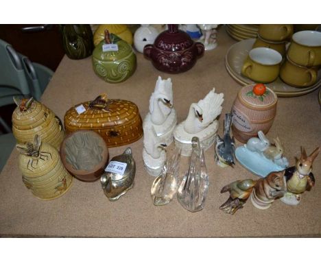 A mixed lot of animal related collectables