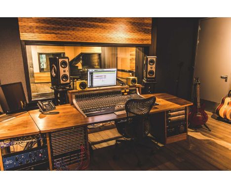 Whether you’re a beginner or looking to improve your skills, Production manager Marc Lazarus at Universal Music’s own in-hous