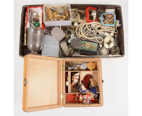 A tray of silver costume jewellery and small collectables, thimbles, un-marked engine turned snuff box, silver nurses buckle 