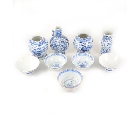 A quantity of Chinese blue and white ware, including: a moon flask, 16.5cm (one handle missing); waisted vase, four-character