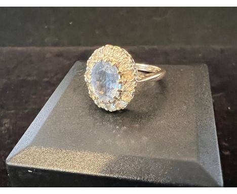 9ct gold and aquamarine stone ring. weight 3.2g. size L. 