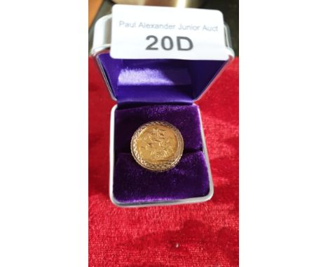 9ct full sovereign mounted ring with Queen Victoria  back  weighs 15 .52 grams . 