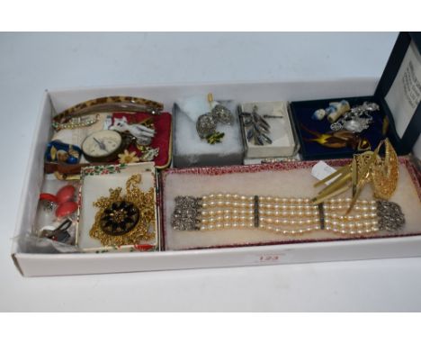 A mixed lot of vintage costume jewellery, brooches, clip on earrings etc.