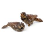 2 WIENER BRONZEN, wohl Spatzen, bemalt, mit Vorrichtung zum Sitzen auf einem Ast, teilweise