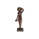Bronzefigur Mädchen mit Hut und Handtasche im Wind, 30er Jahre, patiniert, auf Marmorsockel,