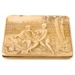 Tabatiere, 18. Jh., Bein, fein beschnitzt mit galanter Szene, Deckelmontierung Silber, vergoldet,