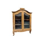 Geschweifter Aufsatzschrank im Barockstil, 2 Glastüren und Fächer, L 124, B 66, H 84,5, kein