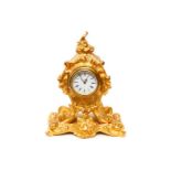 Kleine reich verzierte Bronze-Uhr, 19. Jh., vergoldet, Emaillezifferblatt mit römischen Zahlen und