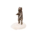 Kunstkammerobjekt, silberner Bär auf Bergkristallsockel, Russland, 19. Jh., auf linkem Innenfuß