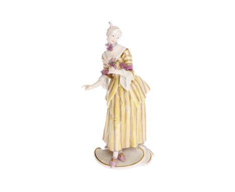 Nymphenburg Porzellanfigur, Lucinda, aus der Commedia dell`arte, nach dem Entwurf von Antonio Bustelli, geprägtes Rautenschil
