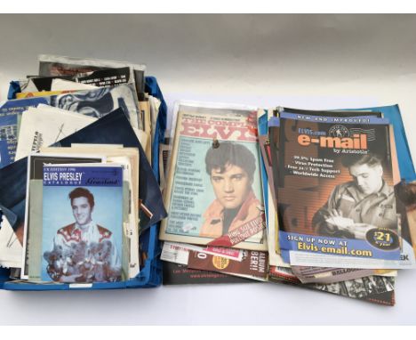 A collection of Elvis Presley memorabilia comprising various magazines and related ephemera.