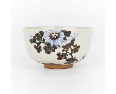 Japanese Kyoto Kyo-Yaki chawan ceramic tea bowl with floral decoration along the side and a wooden Tomobako box. With a Kints
